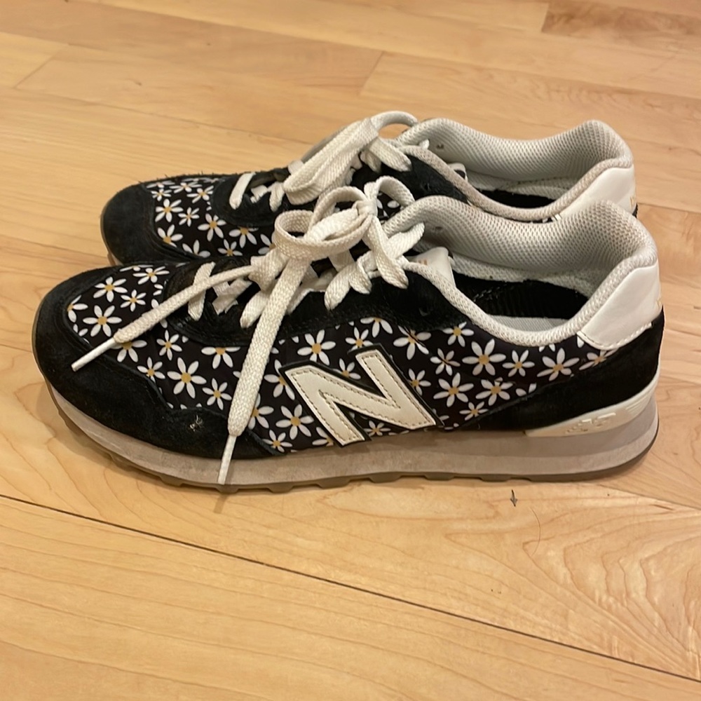 New Balance Daisy Sneakers Size 9